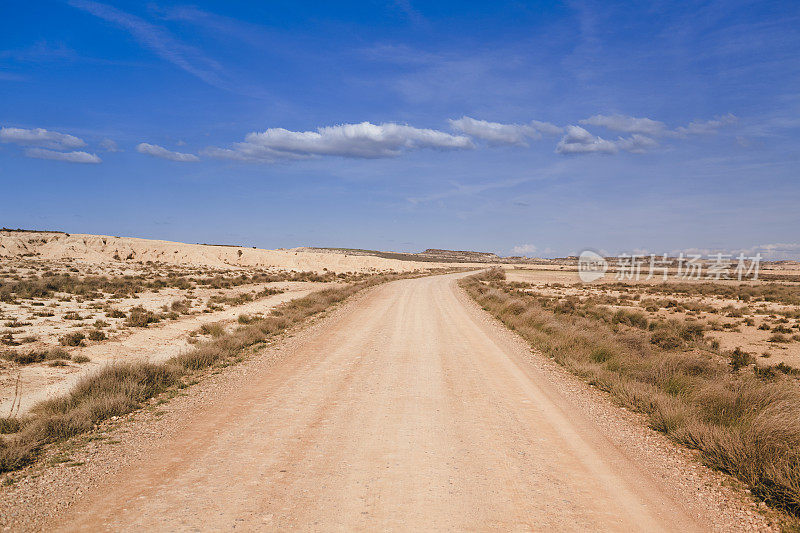 西班牙Bardenas Reales的轨道和干旱景观